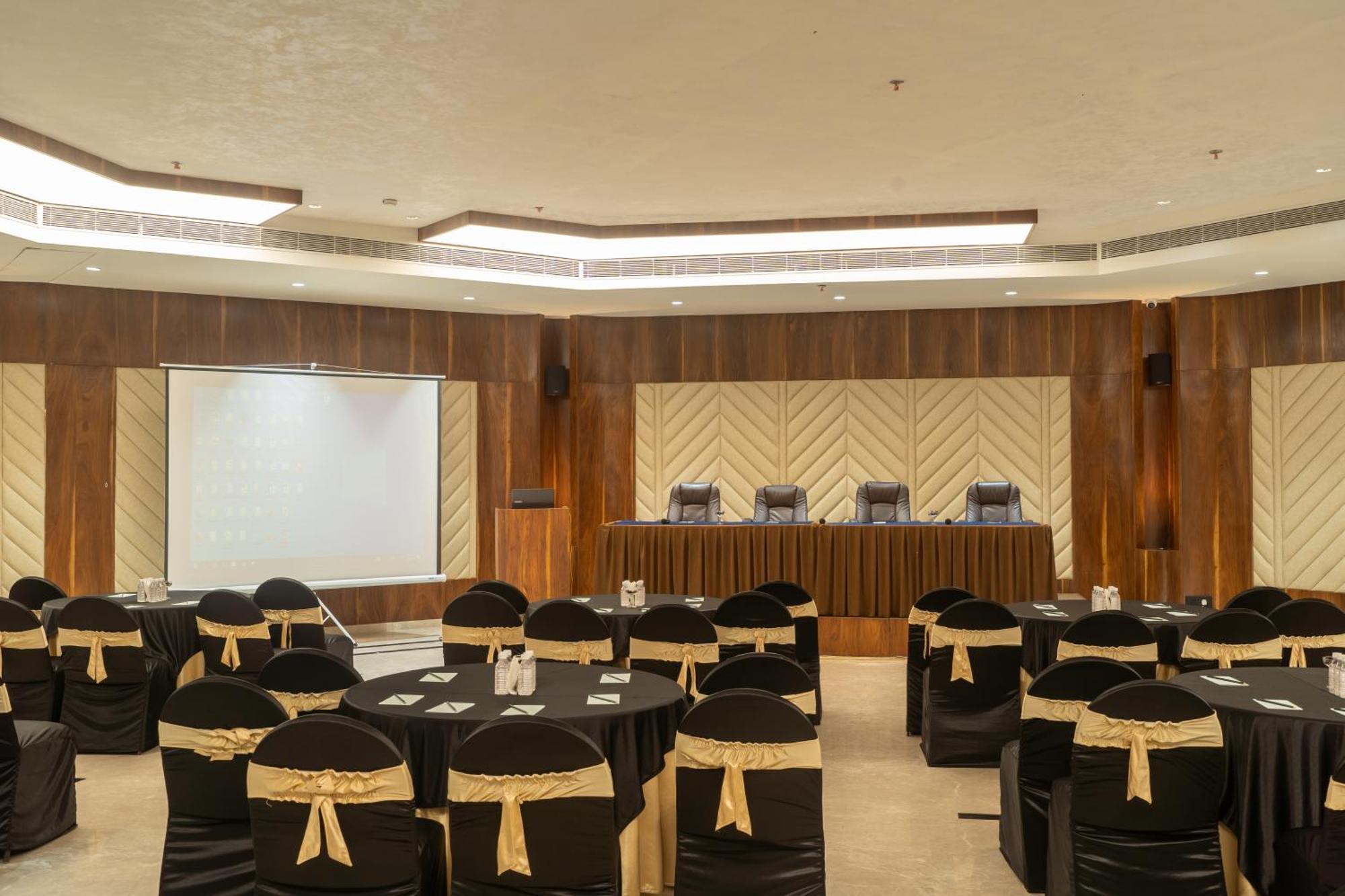 Hotel Mayura Rāipur Kültér fotó