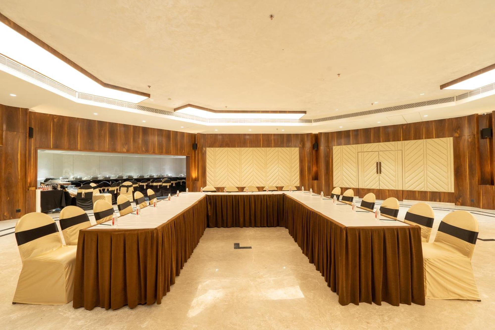 Hotel Mayura Rāipur Kültér fotó