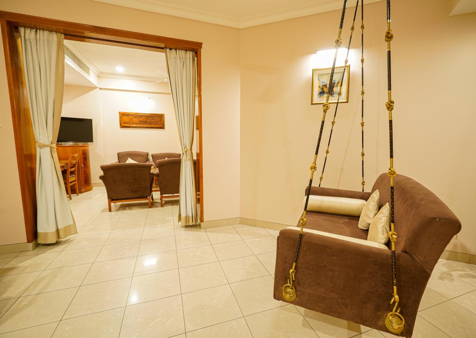 Hotel Mayura Rāipur Kültér fotó