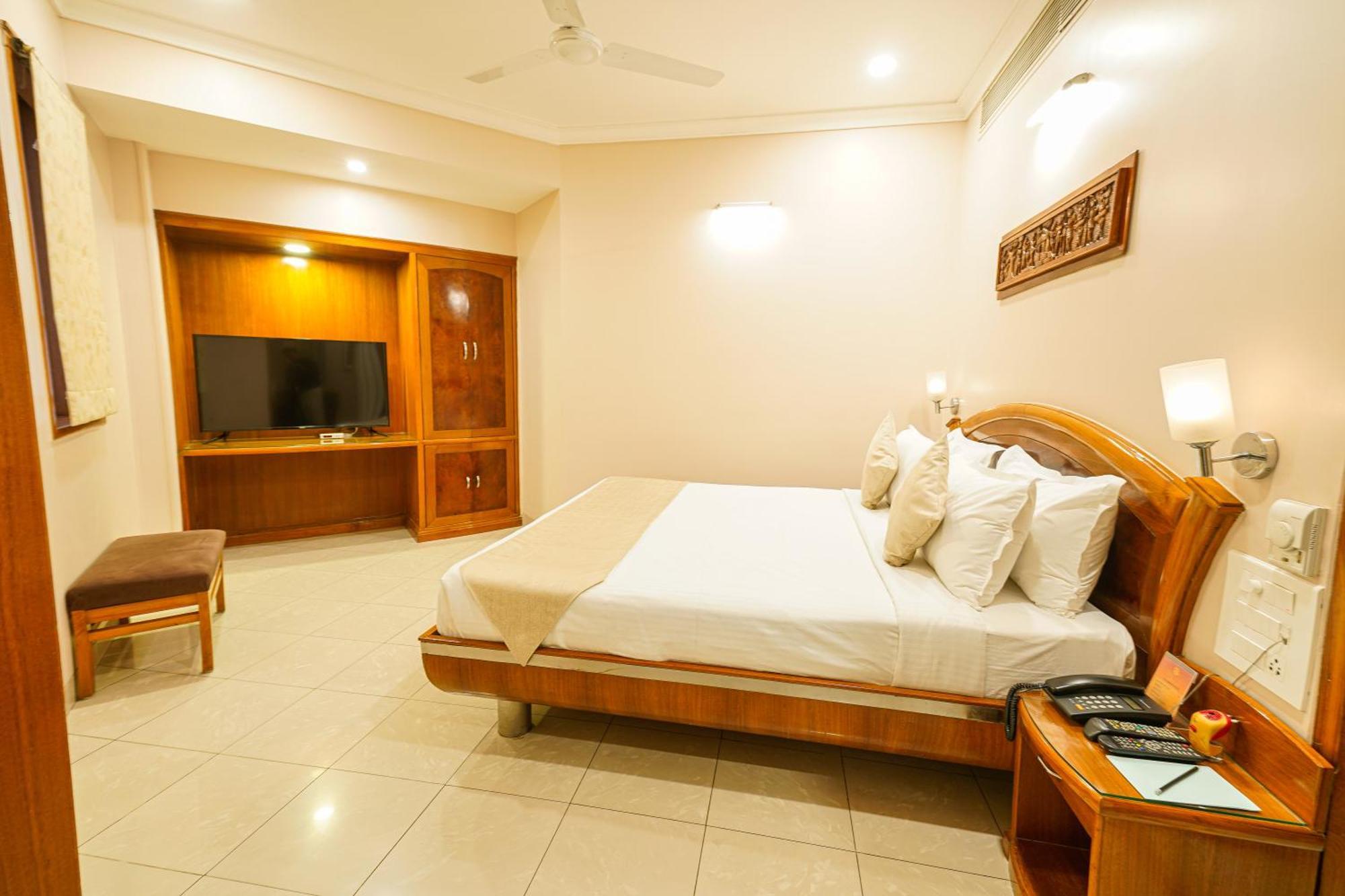 Hotel Mayura Rāipur Kültér fotó