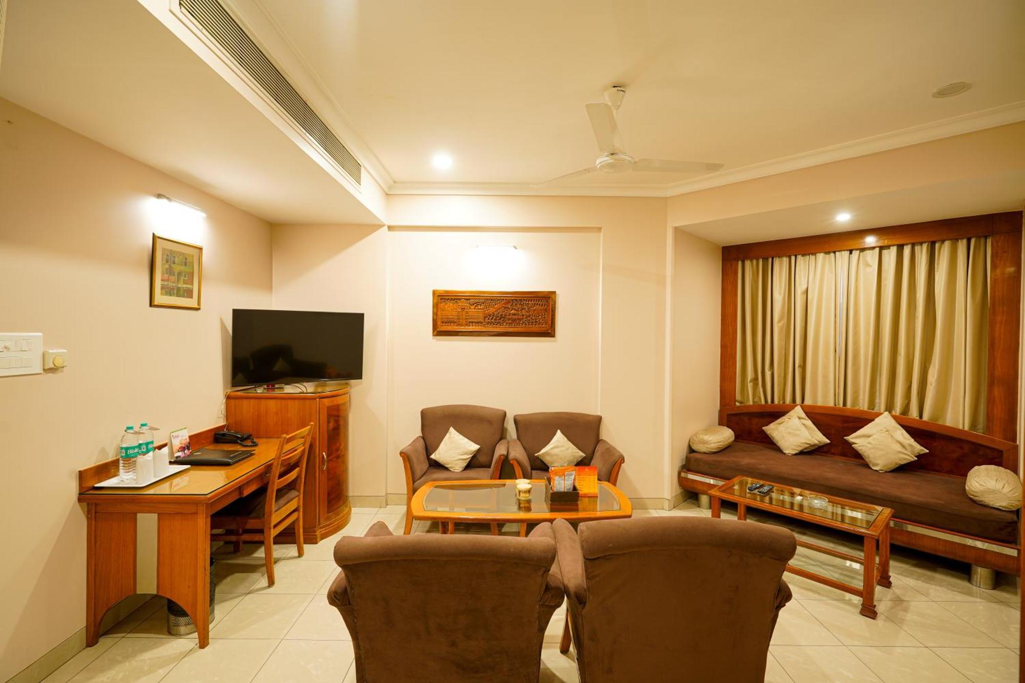 Hotel Mayura Rāipur Kültér fotó