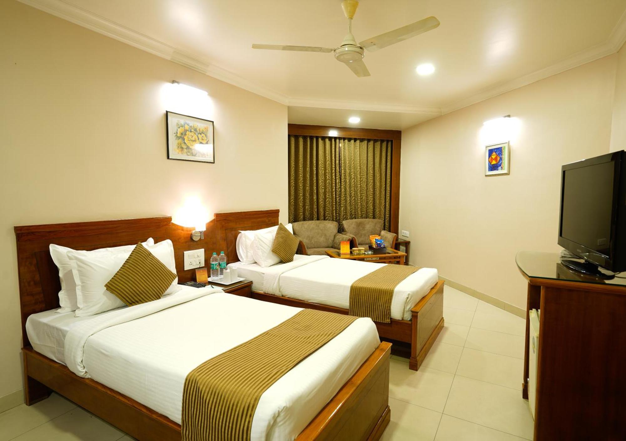 Hotel Mayura Rāipur Kültér fotó