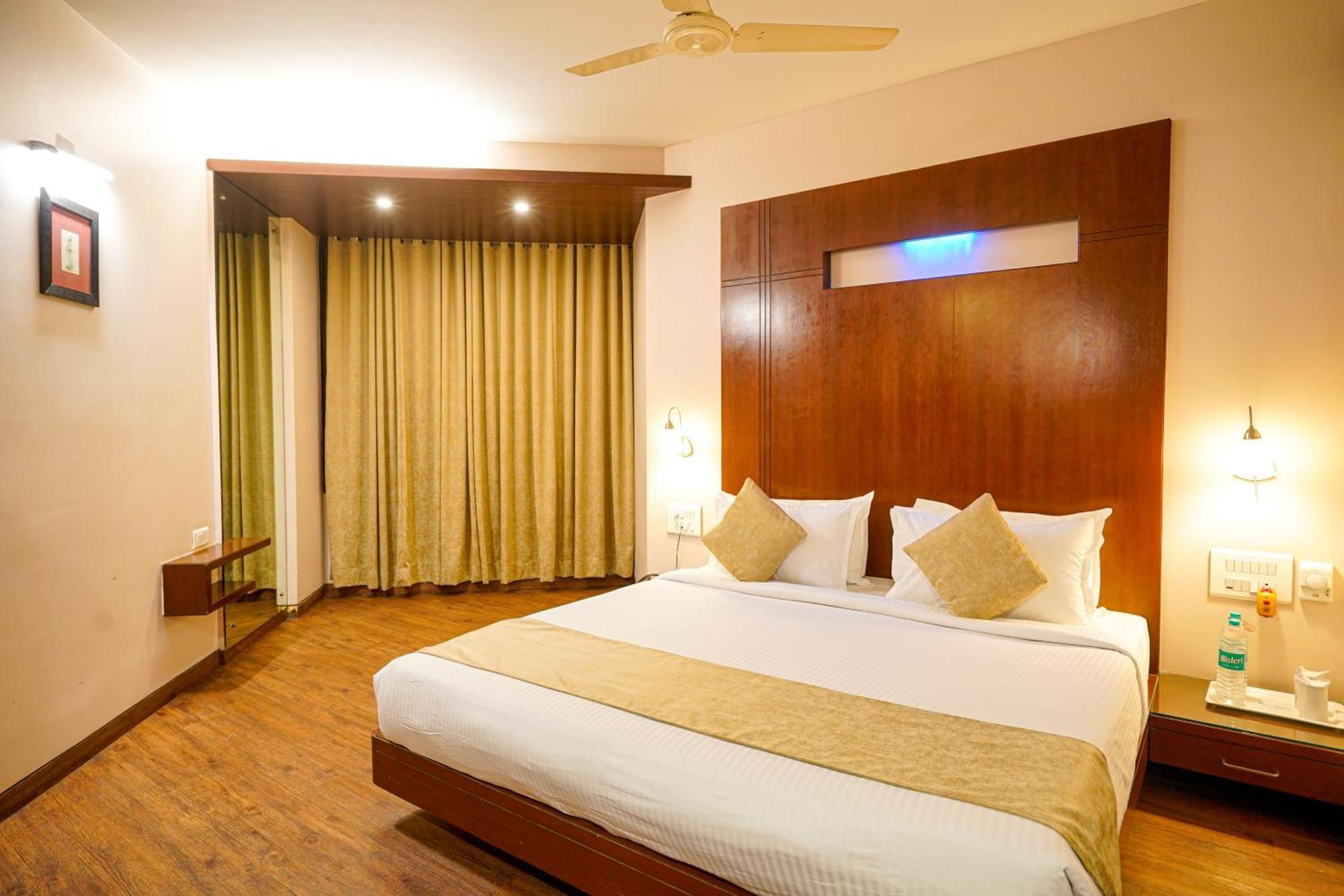 Hotel Mayura Rāipur Kültér fotó